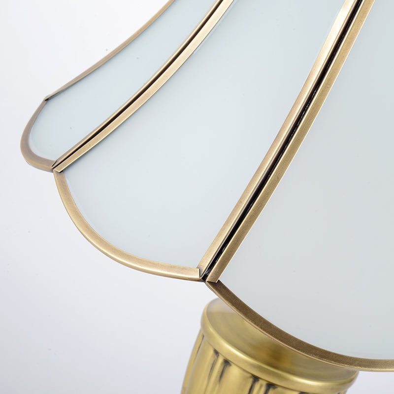 Ctagonal Scallop Edged Saucer Shaped Table Lamp